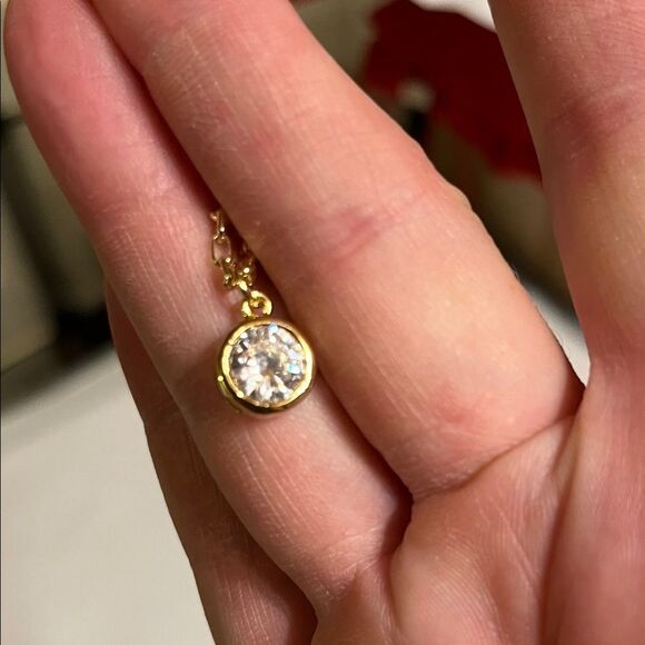 Elegant Gold Pendant Necklace - Picture 3 of 5